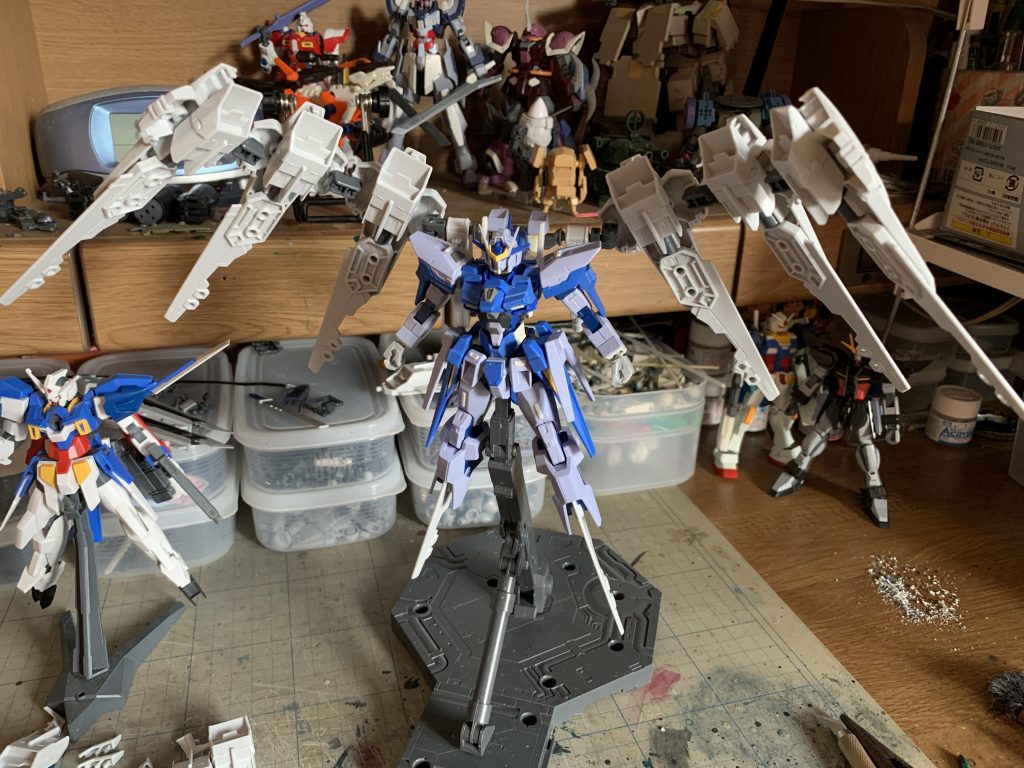 余っていたアムアム系パーツを大量消費する為に翼状の連結バインダーに。結構な大きさになって迫力が出ますね。