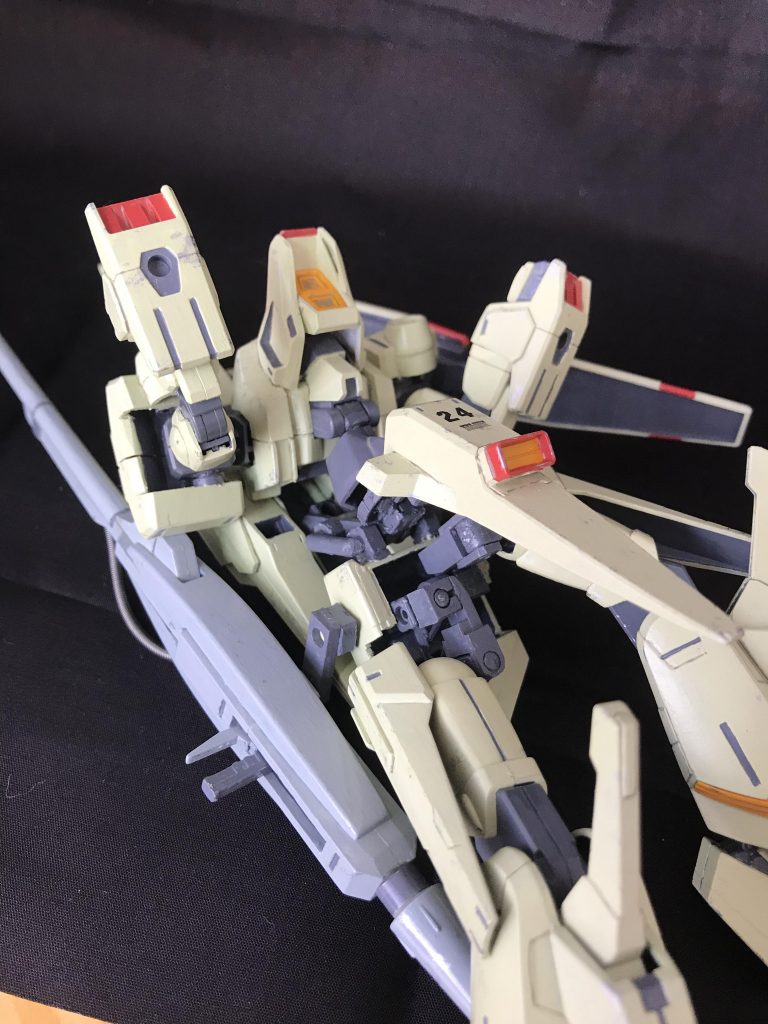 変形ギミックは大体腹部から腰ら辺に集中してます。