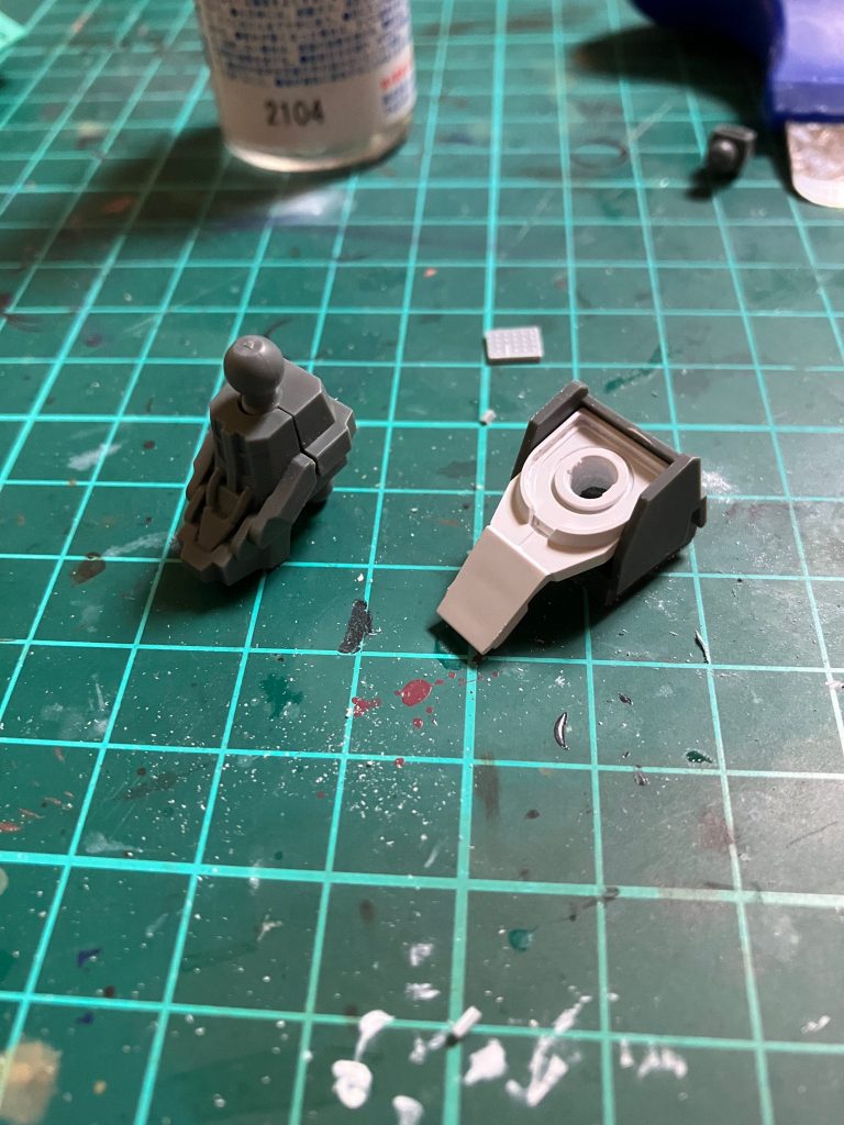首元の改修。νガンダムのをΞガンダムのボールジョイントを外して取り付けてるだけです。