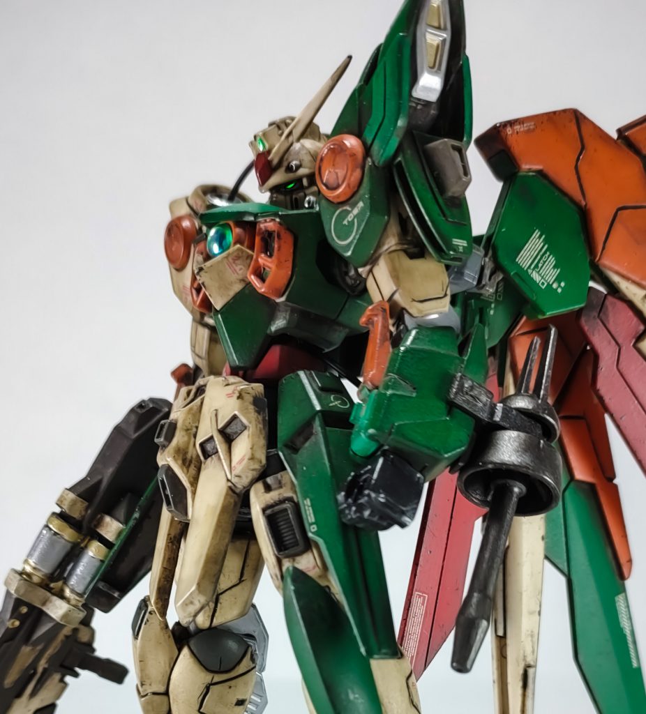 似たような画像の連続ですが以上になります。部屋に飾っているとすごく存在感あるんですが、撮影が難しくて良さを上手く表現出来ていないかもしれません。私はガンダムシリーズの中でもビルドファイターズが好きで、フェニーチェとフェリーニは特にお気に入りです。作品の完成度も写真の腕も、まだまだフェニーチェの良さを引き出すに至っていないと思っています。キットが手に入ればまた挑戦したいと考えています。最後までご覧いただきありがとうございました。よければ過去作も見てやってください。