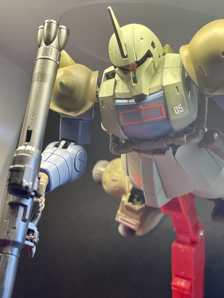 主な装備はザクバズーカー、試作型ガトリングマシンガン。高機動を活かして一撃離脱の戦法を得意とする機体です。