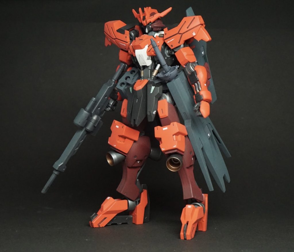 謎の男ヴィダールによって持ち込まれた、出所不明のガンダムフレームとエイハブリアクターを用いてMSを建造するにあたり、いくつかのカラーリングプランがパイロットであるヴィダールに提示された。