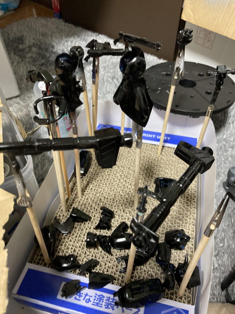 ビームサーベル以外の部品はほぼ全部EXブラックで下地塗装。