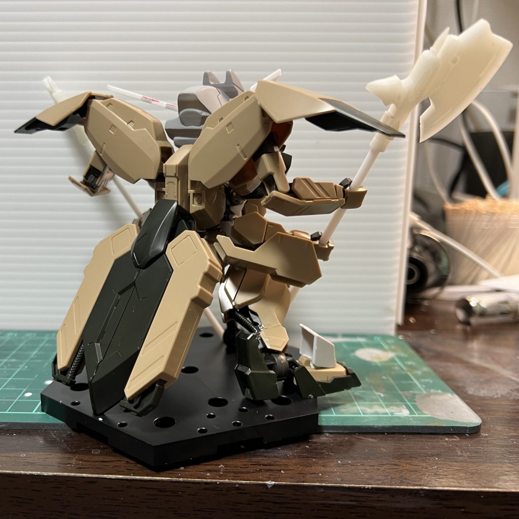 リアスカートの接続はボールデンのボールジョイントを使いました、大きく後ろ方向に開くようになったので干渉せずに接続できました。ハルバードのプラ棒はwaveからタミヤのプラ棒に変更しました。