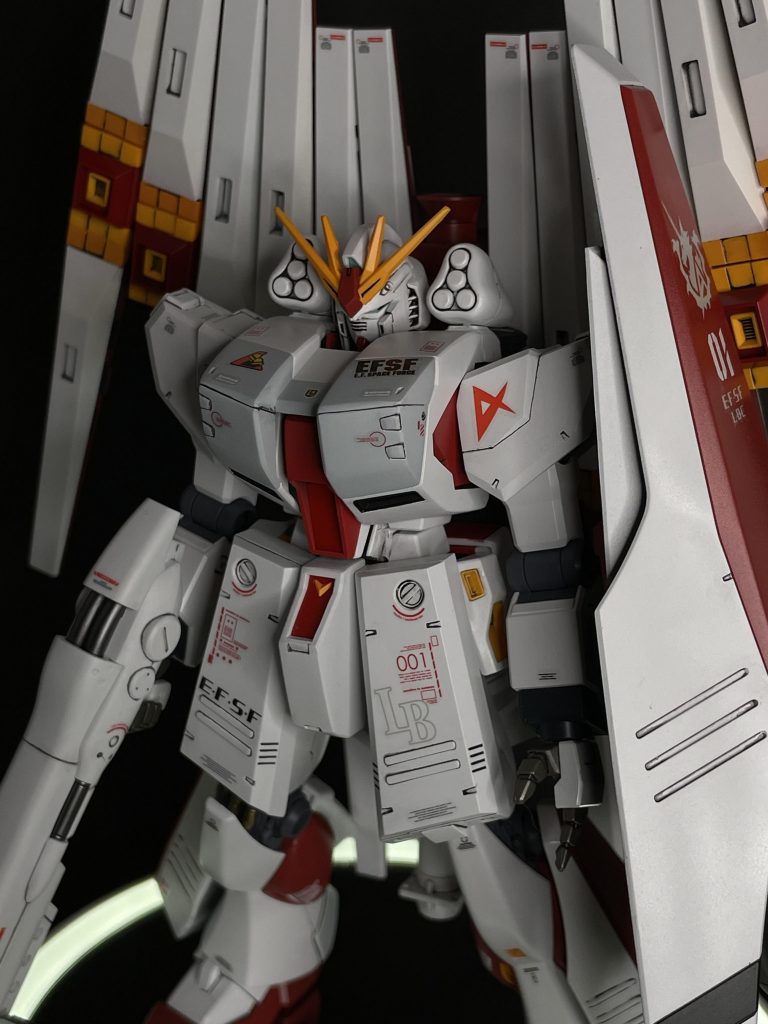 水転写デカールの力今回はEGνガンダムをHWS化するというコンセプトですから、EGらしくつるんとした感じを残しつつ、つまりディテール追加はしない！を貫き完成させました(？)しかしそれでは寂しい感じになっちゃうし、せっかく憧れのHWSを作成したので、せめてデカールで盛り上げたいと考え、好きなデカールをモリモリ貼り付けてみました笑デカールの力は想像以上に大きく、そして何より好きに貼るのは最高に楽しい笑今回は、VertexさんのPOOH'S MODELING WORKSHIQPARTSさんのRB CAUTION DECALなど、色々ごちゃ混ぜ風味でデカールワークを楽しみました！