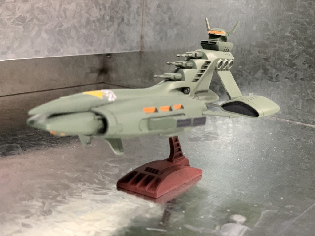 コムサイのコクピットもオレンジ塗装。ピンボケしてる……。ムサイのメインコクピットの下の部分もオレンジ塗装する場所なんだど、合わせ目がかなりガタついていたので、小さい長方形バーニアを設置。シャッターぽく見えるかな？