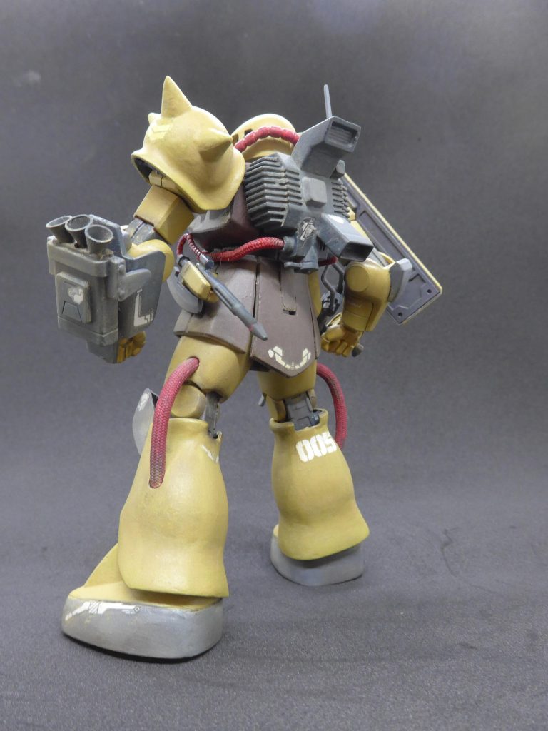 バックパックも同じくデザートザクからです。スパイクアーマーはときパテで特殊加工のつもりですが、そう見せるのは難しいですね・・・。動力パイプは長さが変わることもあって、メッシュワイヤーに変えてます。