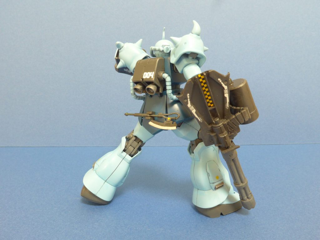 ガトリング砲のシールドが入る部分はプラ板でふたをして適当に加工しました。「B-3の次」のつもりで「004」つけました。