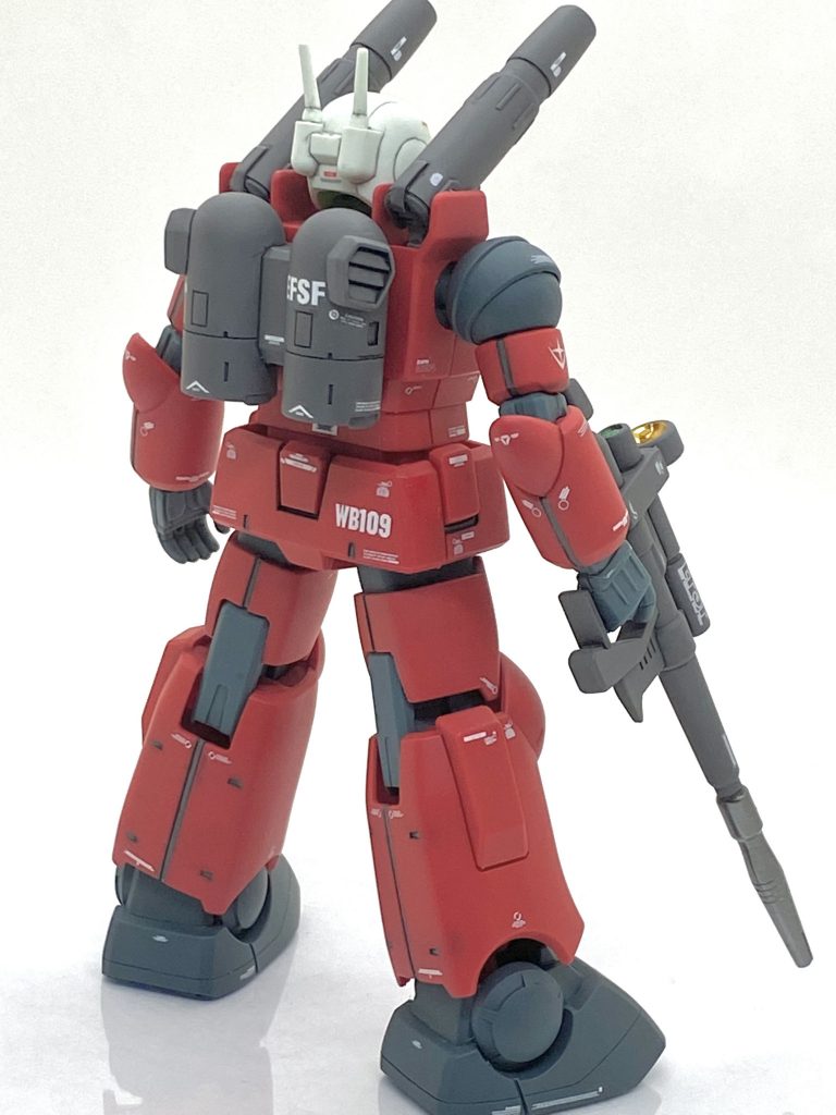 合わせ目処理では悩んでいて、その為にお気軽汚しをマスターしたのですが・・・ふとガンダムカラーで筆塗りしてした時に「色合いが素組みに毛が生えた程度にしか変わらない」を思い出し「逆に合わせ目の部分だけをガンダムカラーで吹けば違和感が無くなるのではないか？」と思い、ギャプランTR-5［フライルー］を作った時にほぼ同じ色合いのヘイズル用のカラーを合わせ目の上から吹いて、スムースクリアーを更に吹きますと成型色と全く違和感無く合わせる事が出来ました。旧ガンダムカラーセットは出る度に全て買っていたのでHGUC初期の合わせ目の多いキットにはまさに打ってつけでレギュレータで圧をなるべく低めにして対応したガンダムカラーを合わせ目の上からやや弱めにぼかす様に吹きますと・・・それだけで合わせ目部分が全く分からなくなります。旧ガンダムカラーが無い場合はなるべく説明書通りに調色して、ランナー等で試し塗りして乾いたらなるべく違和感ない位に調色してからぼかす様に吹けば上手くいくと思います。