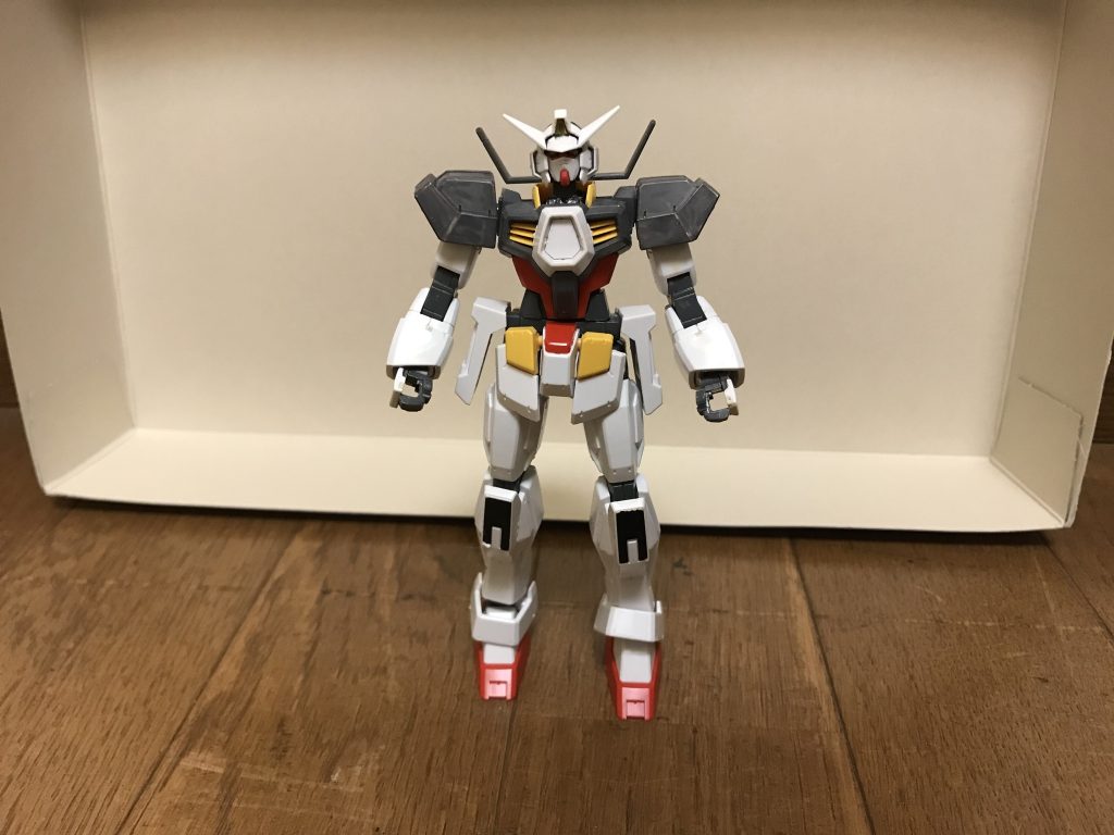 機体名:ガンダムAGE-1グレーホッパー全高:16.5m重量:12.8t反コーディネーター団体「ブルーコスモス」が、「対ザフト・対コーディネーター専用機」として、極秘で地球連邦軍と共同開発していた高性能MSの2号機であり、ガンダムAGE-1レッドホッパーの同型機でもある。外観頭部センサー群の発光は黄色であり、コクピットハッチはカバーで蓋されている。
