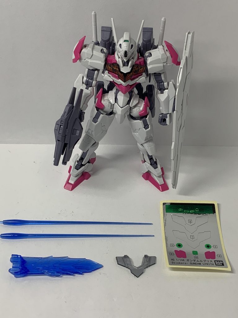 付属品とシール類など。色分けは組み立てた時点でほぼされている状態なので満足度が高いです。HGのガンプラ特有ではありますが武器持ち手しか付属していないので平手等が欲しかったかな。