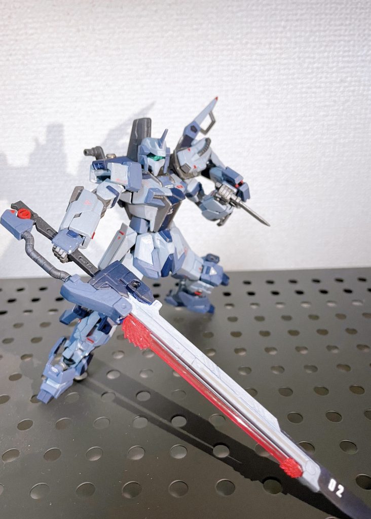 ソードストライカーパック装備基本装備はソードストライクに準じます追加装備は両脚の投擲用ダガーのみです。白兵戦向けの装備として重量のある装備は追加していません。ただし左腕のパンツァーアイゼンにはビームソードを内蔵させ、固定型の近接武器+射出型の中距離武器としています。メインカメラは視野角を優先した近接格闘用に切り替え、首の動作に干渉しやすい耳の位置のアンテナを眉間に移動させています。※写真は制作途中のものでビームの色が完成品とは異なります