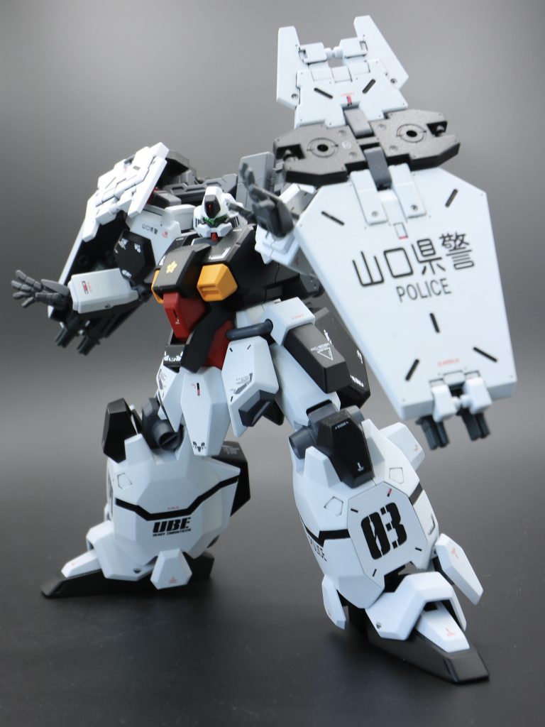 元々マッシブな機体デザインなのでズッシリとした構えからシールドバインダーを駆使し、目標対象を防衛します。そのため過剰な武装はオミットしておりシールド裏のガトリングが主な主兵器となっています。尚このシールドの操作は1人のパイロットでは操作が複雑すぎるため複座式を採用、メインパイロットとシールドパイロットの2名で操縦しています。