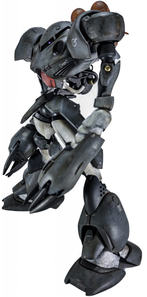 横から。ホワイト部分の塗装が透けて下地の複雑な色味が分かると思います。筆はエアブラシとは異なる表現ができるツールです。つるりとした平面を作るのは向いていませんが、なるべくテクスチャを付けるように叩いたり撫でたり引っ掻いたらしながら楽しく塗装しています。