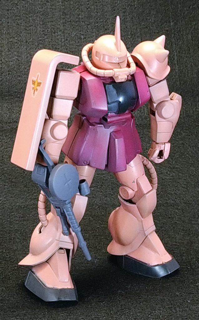 製作途中の画像があったので･････････・えぇ製作途中ですよ････練習用のFGザクⅡですけど････すいません、ちょっと遊んでみました。グラデ塗装、フィルタリング、自作デカール、後ハメ加工、その他諸々の練習台になっていただきました。大佐、ごめんなさい････（このころはまだ少佐でしたね）