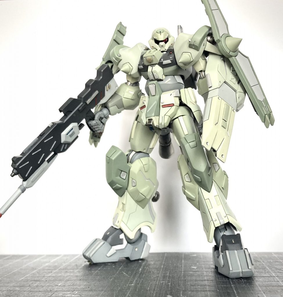 デカール貼る前の状態です。部分的にカラートーンを変えてるので貼り過ぎには注意しようと思ってましたが、例の如くやり過ぎる自分が潜んでいました😭