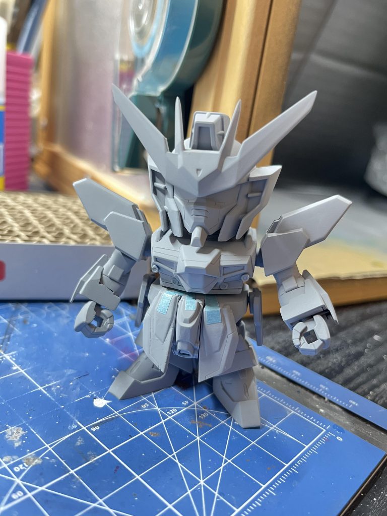サフを吹いた状態。1番好きなガンダムなので出来上がった時は鳥肌がたちました😭