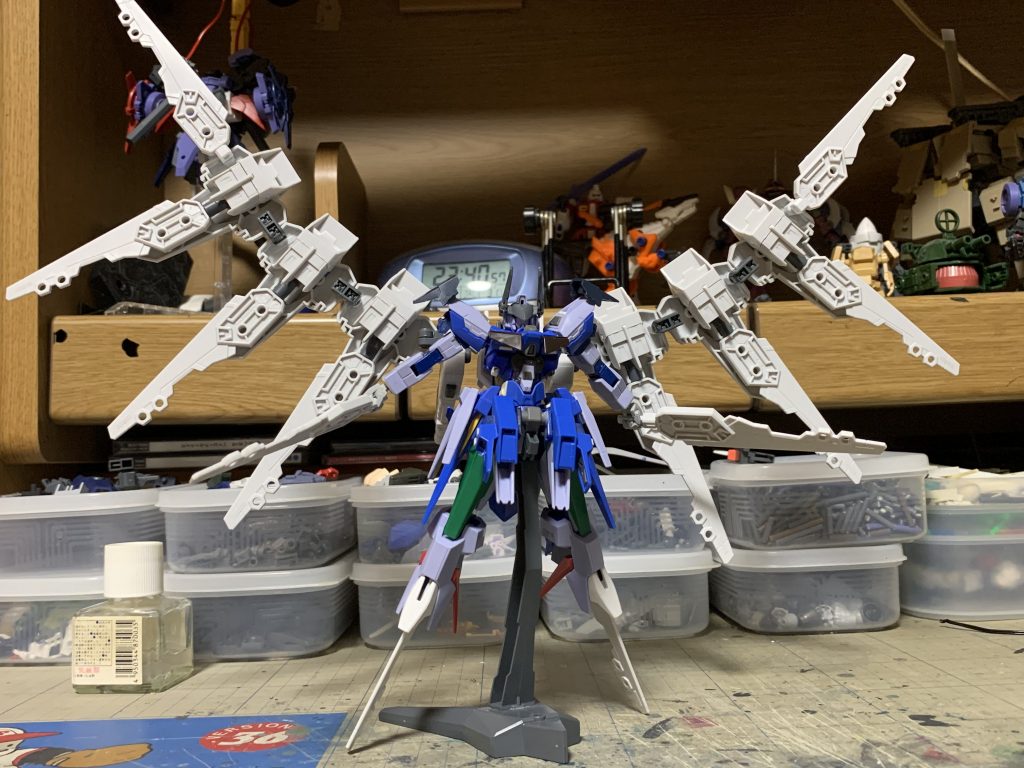 羽がデカすぎて撮影の時に全部おさめるのが大変でしたw塗装はサフ無しの筆塗りといつものやつで、実は羽は部分塗装とスミ入れのみ、両手のソードとつま先ブレードもスミ入れしただけの無塗装です()。関節なども一部無塗装と程よく手抜きで仕上げております。動かすと塗装ハゲしちゃうから別に良いですよね？(言い訳)それでは、ご清聴ありがとうございました。