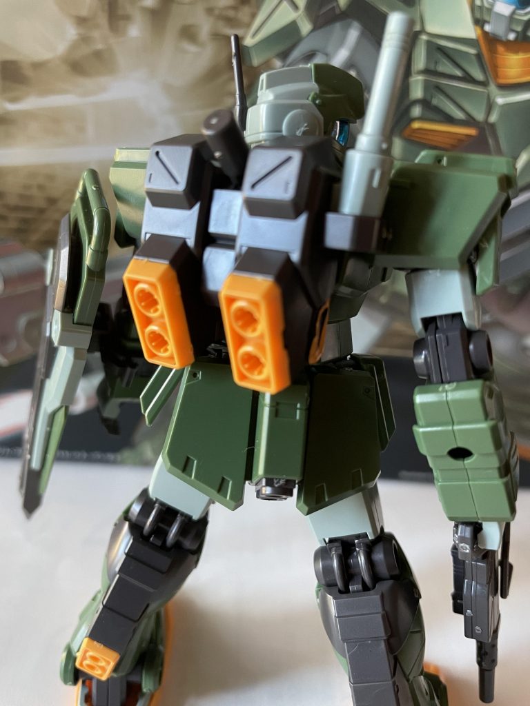 背面。スラスターが各所にあり、見た目以上に素早い動きが出来そう。さすがは連邦のエース専用機。あと個人的に背中で語るようなポージング好き