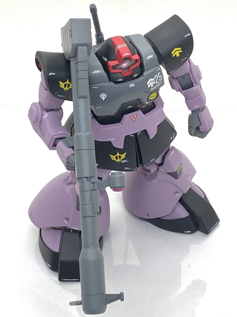 先に紹介しましたリック・ドムと全く成型色が違い、こちらの方が暗めのパープルでリック・ドムの明るめのより原作のドムに近いイメージです。他の部分もイメージ通りの成型色でプロポーションもMG譲りの重厚感がありますから素組みでも完成度が高いと思います。