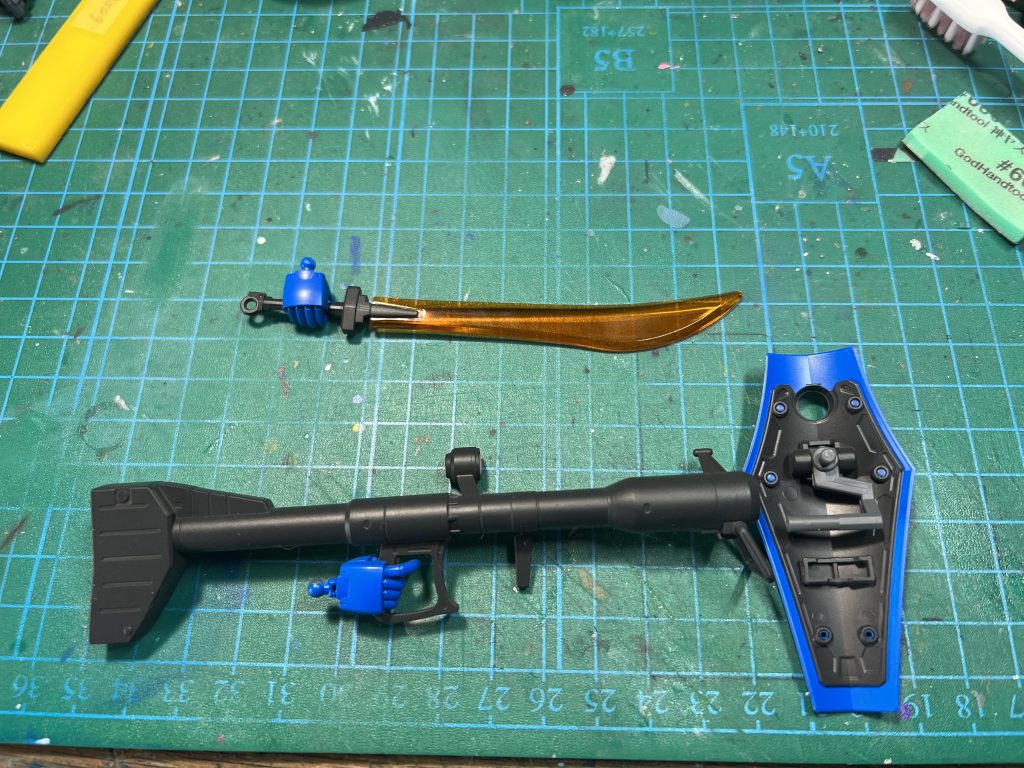 シールドは裏側を塗り分けジャイアントバズーカと持ち手はジョニザクの物を仕様無加工で使えるのでグフの手の甲のパーツをジョニザクのハンドパーツにはめるだけでOKです