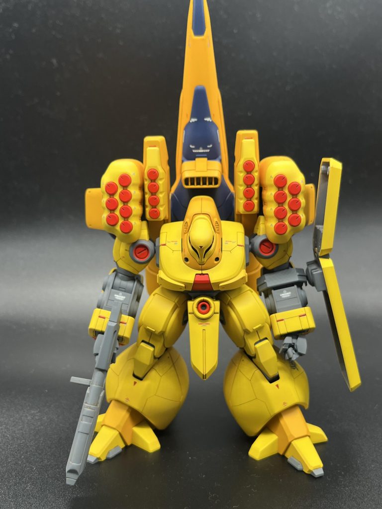 正面。肩のパーツなど所々塗り分けがなかなか大変なので作る方は覚悟を…