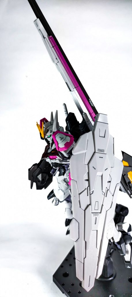 シールドはそのままでいーやと思ったので少しだけデカール貼りました。某ガンプラYouTuberの動画見たら綺麗に塗り分けられたシールドがえらくカッコよかったのでやっぱり塗ればよかったかなあ、と思ったり。