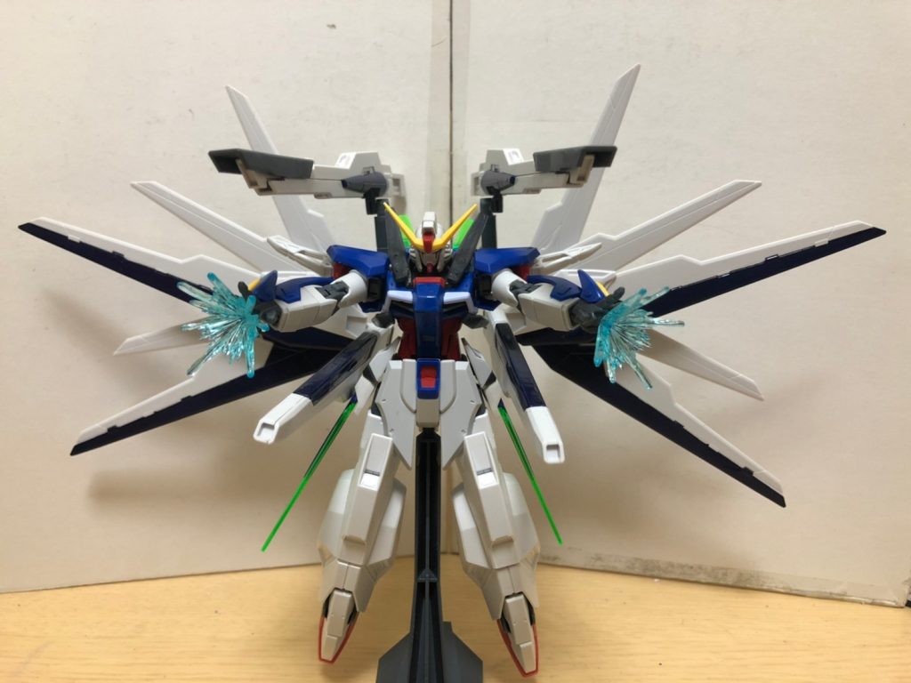 追加装備2:バラエーナ・プラズマ収束ビーム砲背面の翼を展開中のみ使用可能のビーム砲。MSの装甲を破壊するには十分な威力を放つ。追加装備3:ダブルサテライトキャノンこの形態で最大火力を誇るビーム砲。背面に2基装備しており、発車前に射角を変えることで様々な方面の敵に対して放つことが出来る。フルバーストモード掌部のパルマフィオキーナ掌部ビーム砲、背面の2種のビーム砲を前面に向けることで、大多数の敵を一斉に撃ち落とすためのモード。