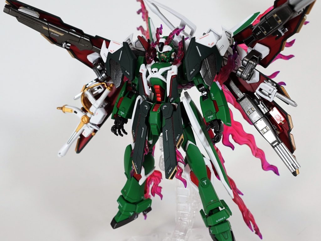 マグネットによる武装の着脱も試みたら肩アーマー重すぎて肩が重量に耐えられず垂れ下がってきたのでボールジョイントと本体のポリキャップを真鍮線をぶっ刺しています。