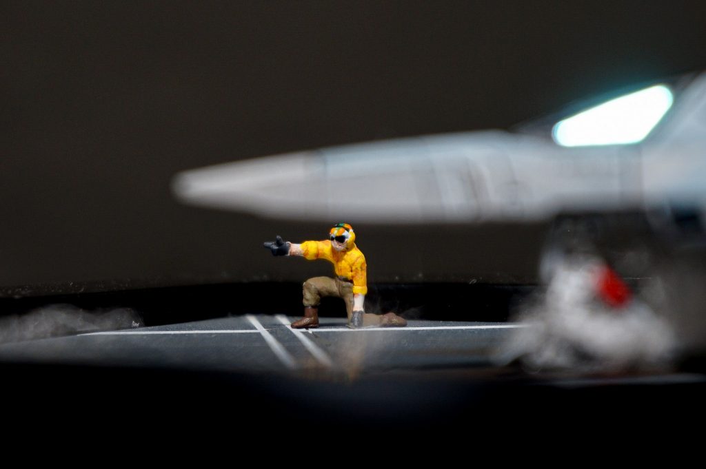 みんな大好きカタパルトオフィサー。脳内にDanger Zoneが流れて来ます笑0083という作品自体、トップガン的雰囲気を感じるのは私だけでしょうか。ビルダーズパーツのクルーをポーズ変更しています。サムズアップを作るのが大変でした。コアファイターのキャノピーが反射して光っていますが、本来は宇宙戦闘機なので透明にはせず、ミラージュシートを貼っています。