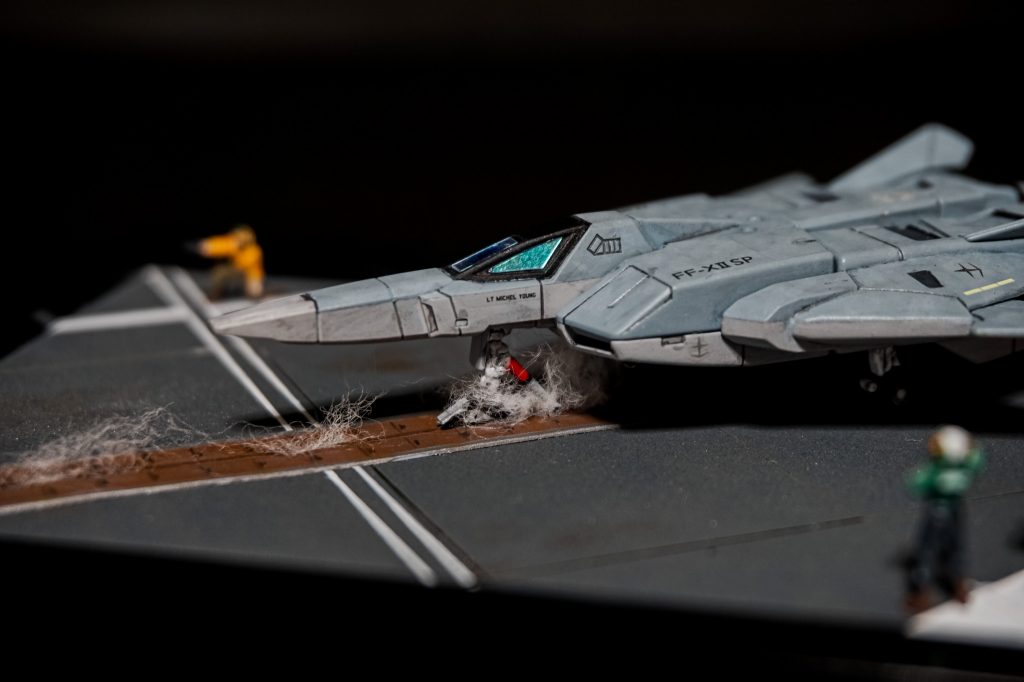 キットの前脚にカタパルト装置を取り付けました(蒸気を付ける前に撮っておけば良かったです・・・)溢れる蒸気はコットンをほぐした物を使いました。シャトルやランチバー、レールをプラ板、プラ棒で製作しました。甲板の舗装は#1000耐水ペーパーを使用しています。スケールに合わせて番手を変えることで手軽に表現できるので、お気に入りの方法です。