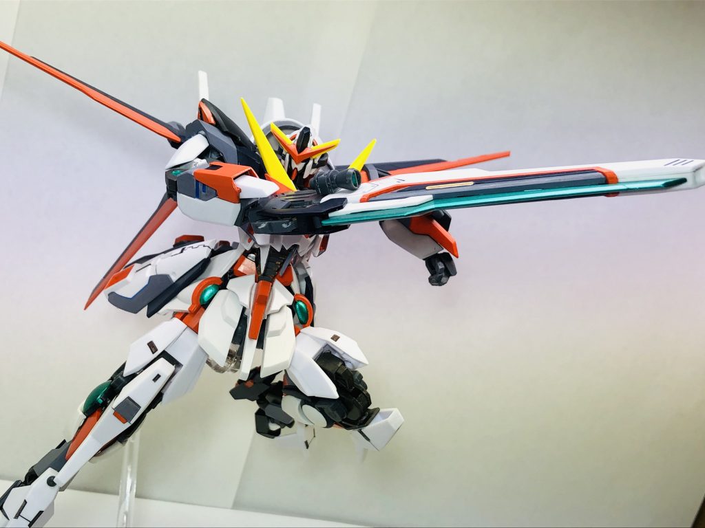 メイン武装は手持ち式バラエーナライフル。射撃はもちろんバレル下のブレードで斬撃もできます。威力はあるけど取り回しづらい、ビームマグナム的な武装のイメージ。