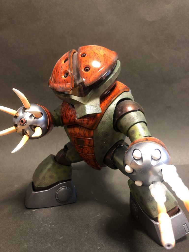 全体図。緑色の生体パーツ、その上から茶色い甲冑を着こみ、手足は金属で補強しているという設定です。