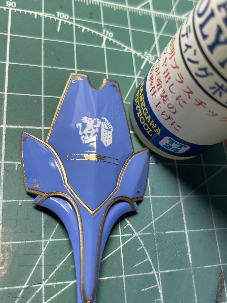 エングレの塗り分けはしんどかったですが、なんとかうまくいきました。こちらも、文字が写り込むくらいには磨いています。