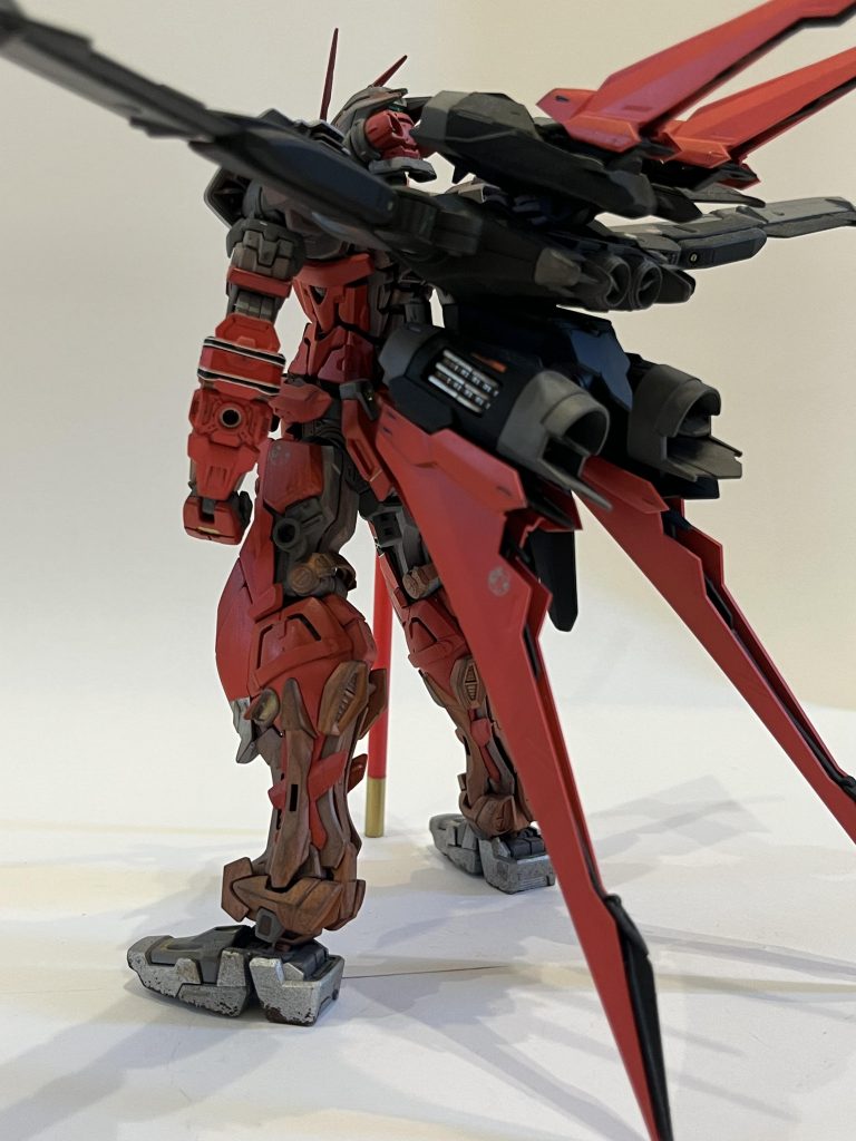 機体の右足の黒い帯模様ですがちょうどいいデカールがなかったので黒部分は塗装、白部分は極細白デカールで作成しました。地味にめちゃくちゃ面倒くさい工程で苦行だったわりには苦労が報われない見た目。主役なのに目立たないキリクというキャラにふさわしいガンプラになったんじゃないかと思ってます。末法鏡というキリクの重要アイテムがあって作成したのですが壊れてしまったので今は付けていません。ソウルキャリバー興味ねーよと皆さん思われると思いますがSP4か5ならPS+で無料で遊べますので試しにちょっと遊んでみてはいかがでしょうか?