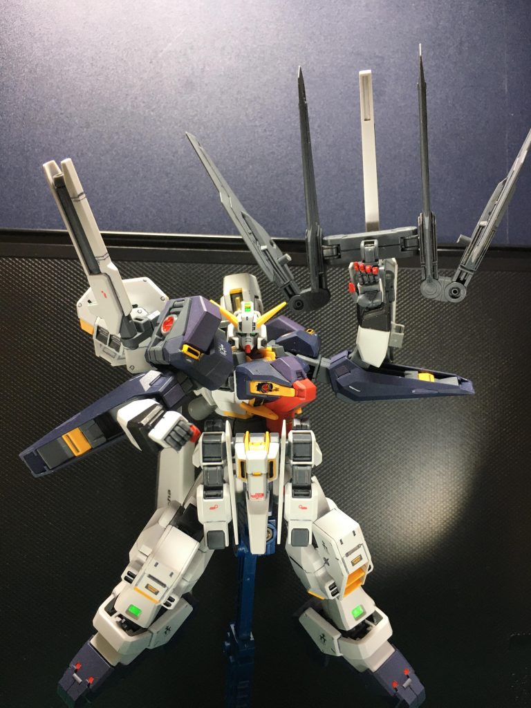 　また、試作型のみの特徴としてバインダーユニット同士を接続したまま方向を変えた熊手のような形状で広範囲にわたって攻撃が可能となります。　ポージングも形状も、バンシィのアームド・アーマーVNをイメージしています。