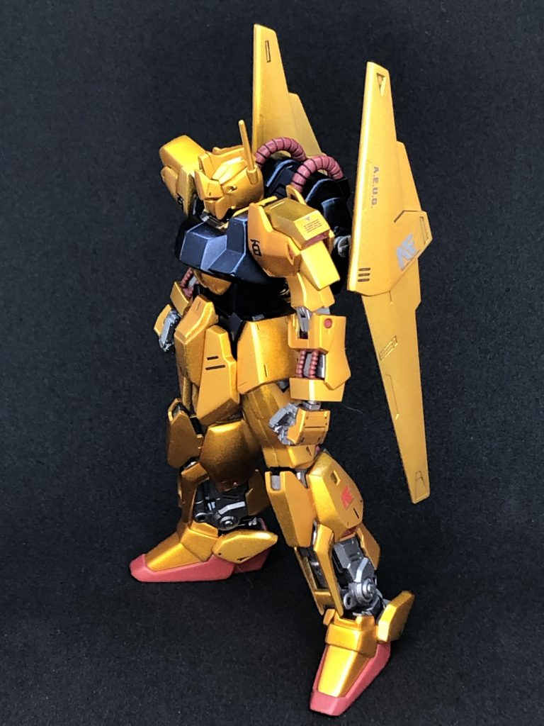 フレーム等はガンメタサフを吹いてます。握り手はビルダーズパーツを使用しました。