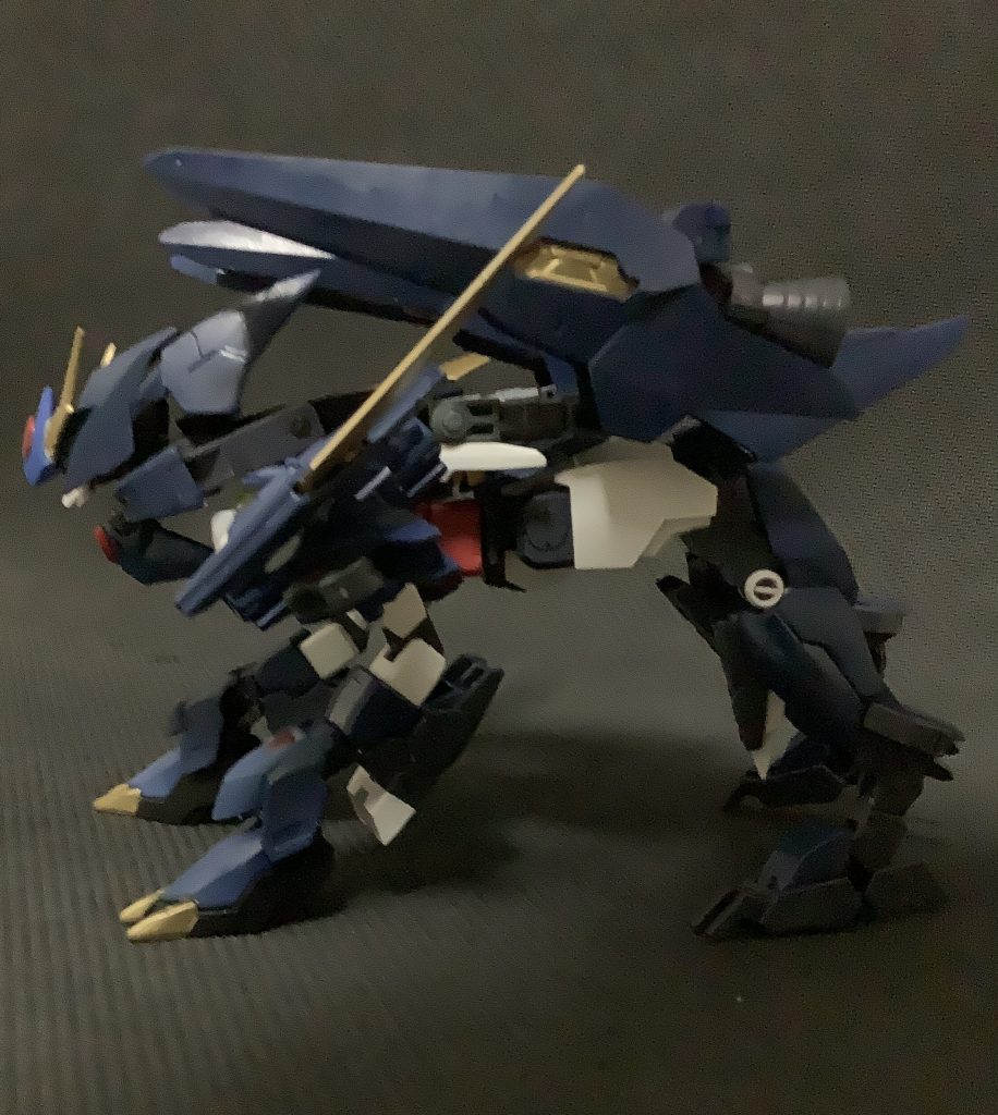 高速戦闘用にメインカメラ自体を新造。近接武装は両肩のブレード、前足のストライククロー両武装ともヒート系の武装中距離武装としてドッズキャノン2門、両腕にそれぞれビーム砲を装備遠近のバランスはいいが、スピードに出力のほとんどを使っているため威力は低め
