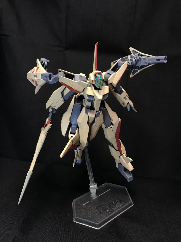 ディスラプターキャノン持ち換える事無く遠距離対応可能。オーラキャノンをイメージして背中に装備しようと思ったのですが、これ以上可動軸を増やしたくなかったので肩に集約しました。