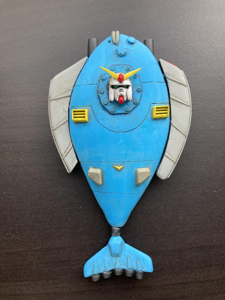 塗装はラッカーの筆塗りで、わざとムラ感を残しました。それにしても、胸の黄色いインテークと、腰のV字マークがあるだけで、ガンダムになりますね(なってないですか?)