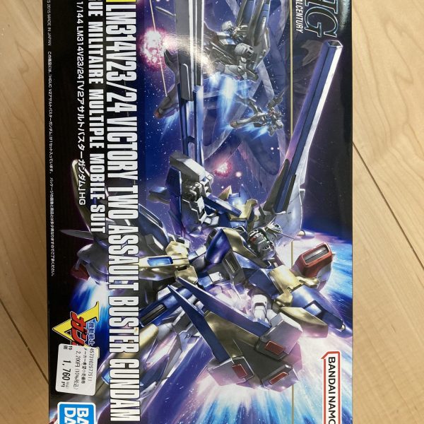 どうも。新作ガンプラ買えなかった勢です。入荷数が少なかったのか‥‥ちょっとスタートダッシュが遅かったせいか‥‥理由はわかりませんが、エアリアルもベルギウも買えませんでしたよ畜生。代わりに残ってたこいつを購入して制作です。初めてリアタイ視聴したテレビシリーズで思い入れのあるVガンダム。コレはコレでテンションMAXでいっちゃいました。早速制作開始しているのですが、合わせ目が微妙に多い‥‥今まで楽なプラモ作っていたんだと実感しました。パーツ数も多いしなかなか苦戦してます。今回はスプラッター迷彩に挑戦する予定です。空飛ぶし青いからスプラッター迷彩は似合うはず‥‥