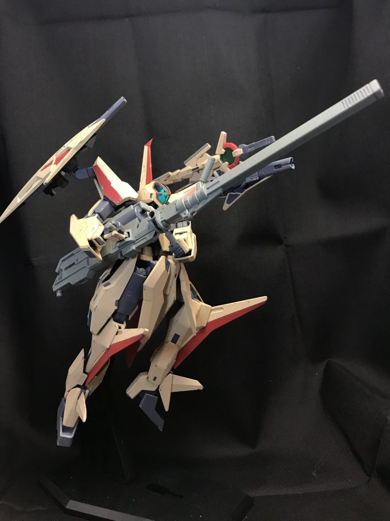自分がイメージするカッコイイ配色ってこんな感じなんですが、ダンバイン、エルガイムあたりの「淡い単色に差し色」ってのが刷り込まれているのかもしれませんね。あの時代、そういう色のメカが多かった気がします。あと、これはガンダム系ではないよなって考えて今回はシールは貼りませんでした。