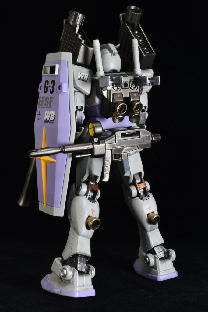 背面姿バックパックには2丁のバズーカを懸架できるようになっています。