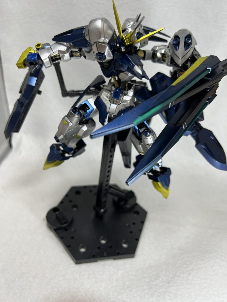 バックパックが砲撃モード、近接モード、合体させ大型クローモードの3形態なるのがアピールポイントです