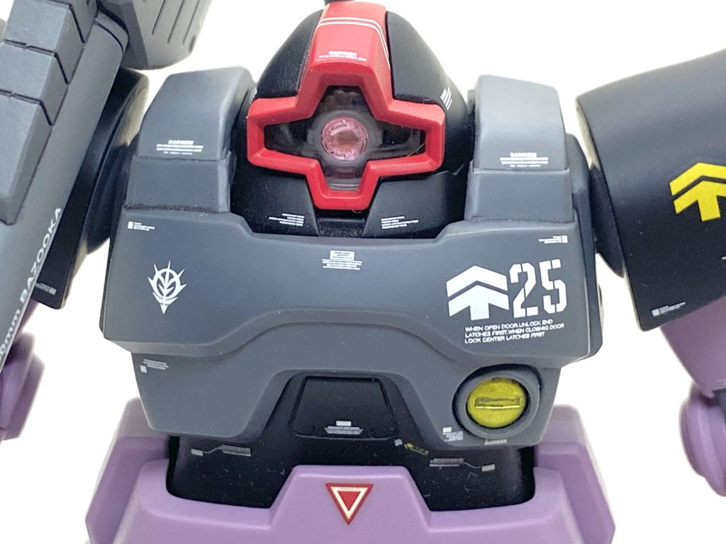 デカールはガンダムデカールのHGジオン軍MS用2やHGシナンジュ、ベルテクスのコーションデカールを満遍なく貼り、カトキ風にしました。機体ナンバーの25は設定通りに黒い三連星のリーダーでありますガイア大尉のでキット付属のシールではなく、市販のデカールに変えてあります。右肩の鳥に似ている突撃機動軍のマーク、左肩の階級章は旧MGからのオマージュで突撃機動軍に所属してる黒い三連星らしくしています。