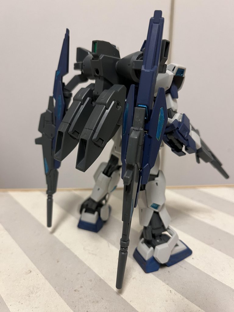 赤→青、黄色→メタブルーでガンマカ塗装。頭部アンテナのみ蛍光グリーン。一部は付属のホイルシールをメタブルーで塗ってから貼っているみたいですね。その上から艶消しだかのスプレーだけ吹いてるようです。