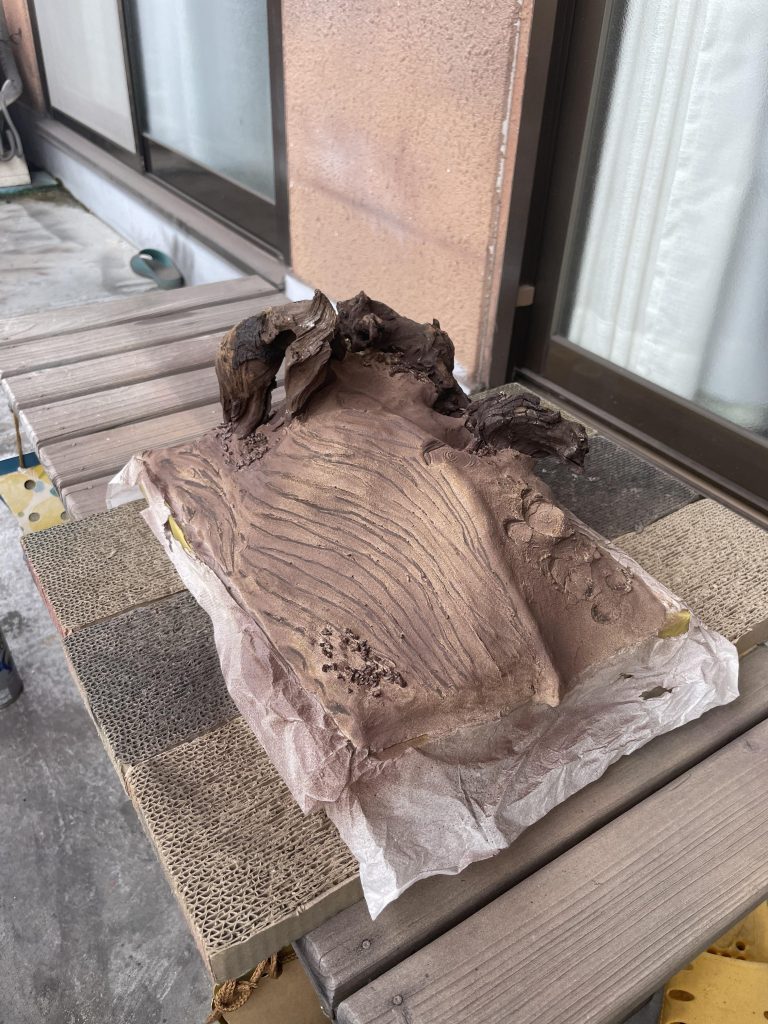 ベランダで缶スプレーで塗装。6色ほど使いました。