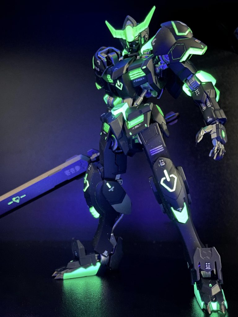 緑の部分はガイアのエヴァネオングリーンで塗装しているのでブラックライトに反応します