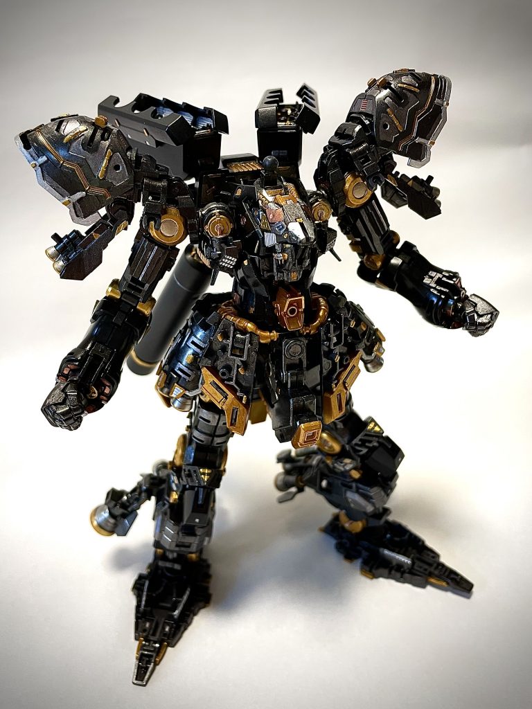 今回特に大変だったのが内部フレームの塗装。とにかくディティールが鬼で泣きたくなりましたが、クリアバージョンで内部フレームが透けることも考え、妥協なしで気が狂いそうになるほど塗り分けしました。もちろん全て筆塗り。あんまりわからないかもしれませんが、内部フレームだけで地味に10種類以上塗料使った気がします…