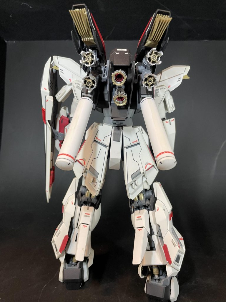 バックパックには椎茸ディテールで放熱板をイメージしました。バーニアはビルダーズパーツを使っています。